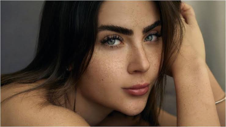 .<a href="/jadepiconmwr/">Jade Picon</a> para o LETRAS:

“Não gravamos um clipe de DOIS TRABALHOS, mas fizemos um Visualizer incrível para a música. Quem sabe a gente grave um clipe para essa música em breve.