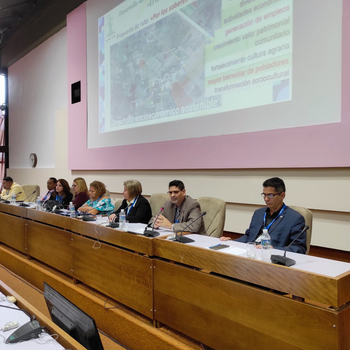 Simposio 7 #Universidad2024
Rectoras y Rectores de <a href="/UPRCuba/">Universidad de Pinar del Río</a>, <a href="/CujaeRedSocial/">Universidad Tecnológica de La Habana</a>, <a href="/UniversidadMoa/">Universidad de Moa Dr. Antonio Núñez Jiménez</a>, <a href="/universidad_um/">Universidad de Matanzas</a>, <a href="/UCLVCU/">UCLV 🇨🇺</a>, <a href="/UNAH_Cuba/">Universidad Agraria de La Habana - UNAH</a> y <a href="/UNICACu/">Universidad de Ciego de Ávila</a> expusieron en el Panel "Experiencias en la gestión de los procesos universitarios del vínculo con la producción de bienes y servicios"