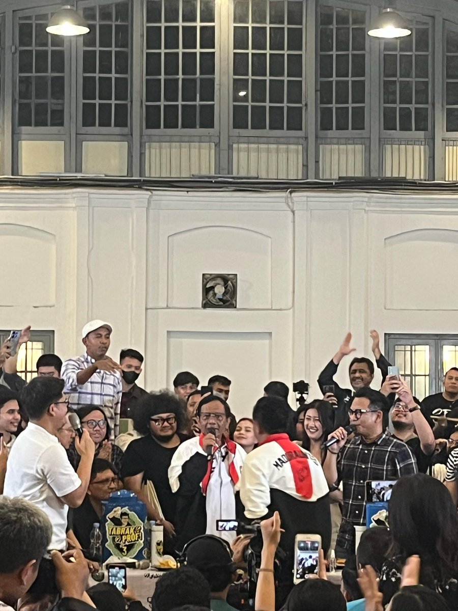 denni_sauya's tweet photo. Suasa Acara TABRAK PROF tadi malem...
"Keprihatinan penegakan hukum yg tumpul ke atas tajam ke bawah" LAWAN OLIGARKI!
@mohmahfudmd
#TabrakProf
#TabrakProfMahfud
#GanjarMahfud2024
#GanjarPresidenRakyat
#KratonBersamaRakyat https://t.co/0Aw90EAZp7