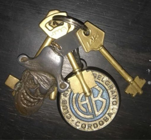 Gente encontré este llavero debe ser de alguien que se quedó afuera