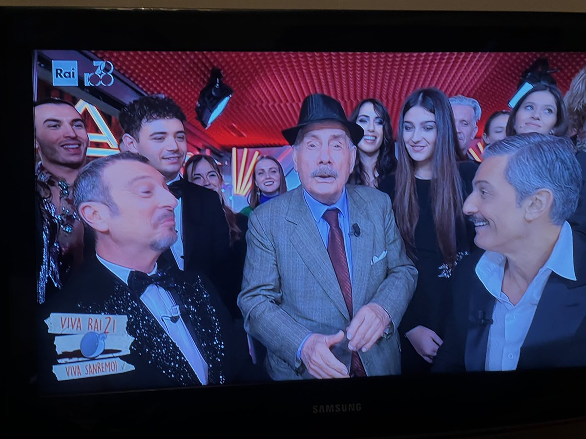 DaniCalcagnini's tweet photo. L’unica voce senza effetti metallici da ore #SANREMO2024  #Sanremo24 https://t.co/bSrRYjUCUk