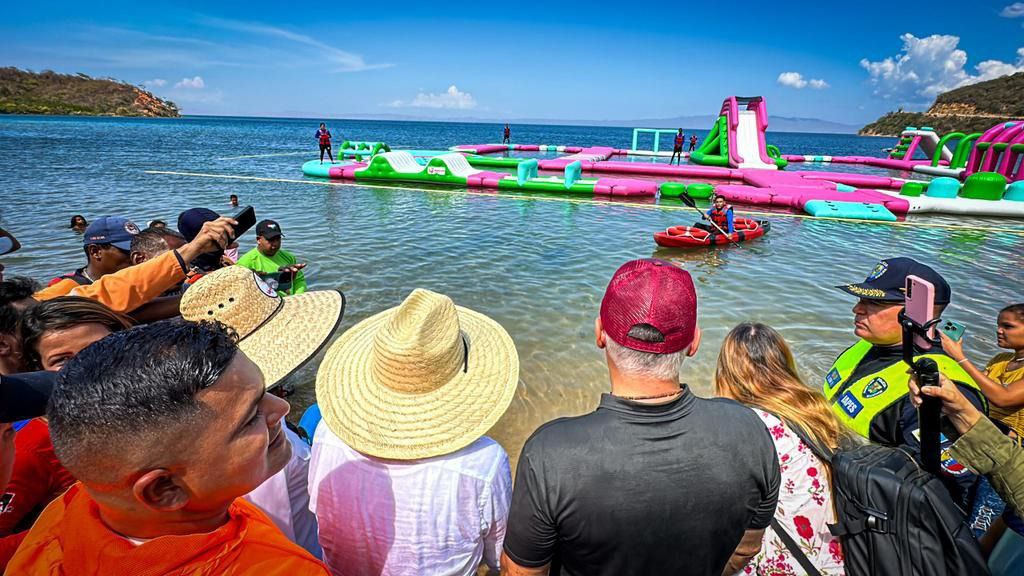 Inauguramos el #ParqueAcuático de Playa Quetepe #McpioBolívar Edo. Sucre para el pueblo oriental. 
Con la <a href="/MVzlaBella/">Misión Venezuela Bella</a>, <a href="/inaturvzla/">Instituto Nacional del Turismo</a>, ministro <a href="/AliErnesto32/">Alí Ernesto Padrón Paredes</a> gobernador @GPintoVzla y alcalde <a href="/FrontadoHector/">Héctor Frontado</a>

Gracias, Pdte. <a href="/NicolasMaduro/">Nicolás Maduro</a> por lograr la Venezuela bella 🇻🇪✊🏼

#7Feb