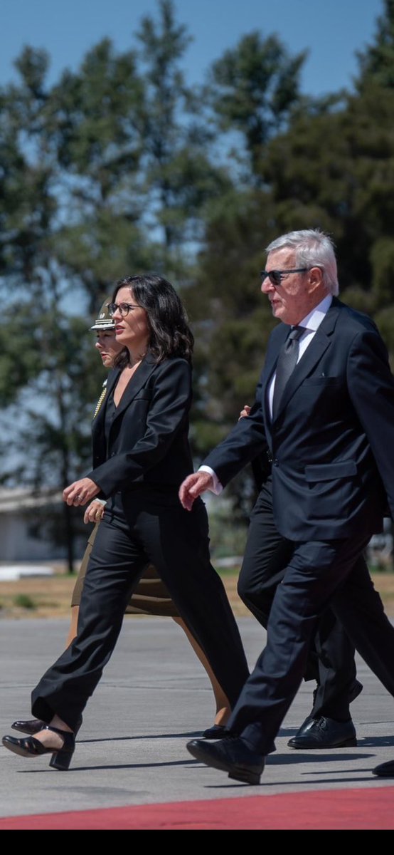Te pasaste Camila Vallejo pa cínica. Una cosa es respetar el dolor y empatizar, pero de ahí a vestirse de negro es ya una exageración maliciosamente calculada. Nunca respetaste a Piñera, podrías haber seguido de vacaciones…