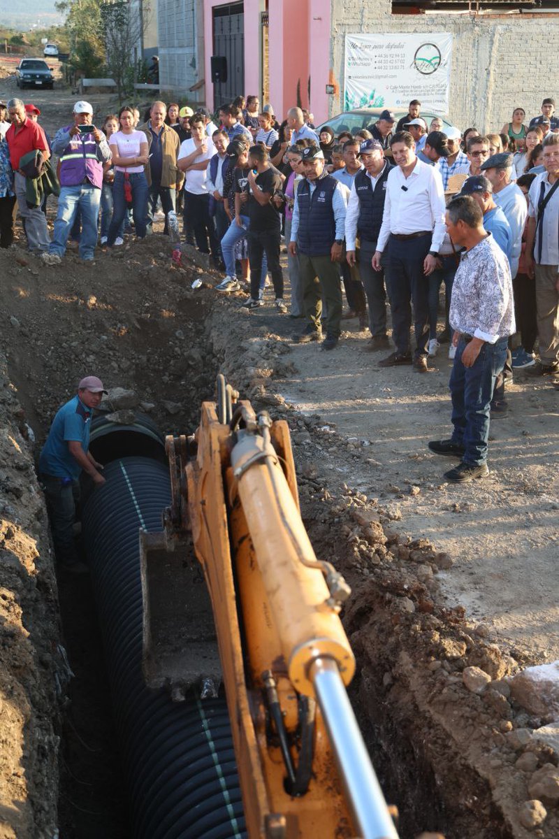 AlfonsoMtz_Mx's tweet photo. 🚰 ¡Arrancamos la construcción del colector pluvial en Furamo!

Obra, que será realizada con recursos municipales, y que resolverá el problema de inundaciones en esta zona, brindando una mejor calidad de vida para las y los morelianos. 💧
#MoreliaBrilla ✨ https://t.co/hM9hVcR7DX