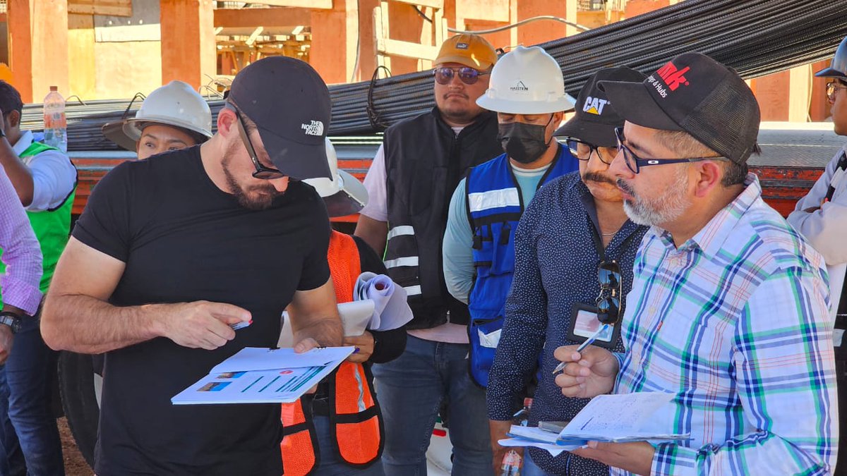 El secretario @MeyerFalcon visitó la ciudad de Oaxaca, #Oaxaca, para supervisar el avance de la central de abastos que construimos con el Programa de #MejoramientoUrbano.

Al recorrido se sumaron estudiantes de maestría y licenciatura en arquitectura de la @UABJO.

#OaxacaLate❤️