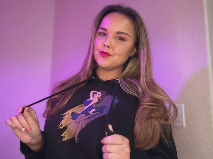 Announcing the winner live for my DH hoodie on vday only on my OF can you enter the raffle.  Come play<a href="/tag/smile"class="tags"><span>#smile</span></a><a href="/tag/winner"class="tags"><span>#winner</span></a><a href="/tag/raffle"class="tags"><span>#raffle</span></a><a href="/tag/wednesdayfeeling"class="tags"><span>#wednesdayfeeling</span></a>