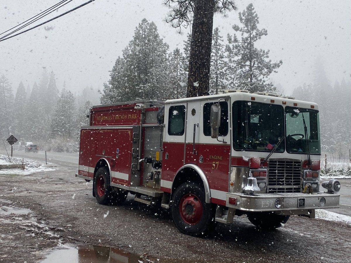 PCP_FIRE's tweet image. Snow is sticking in the Peardale area. Drive safe and enjoy the weather! ❄️

#PCPFire #NevadaCounty #PowerLineSafety #Firefighter #california #Fireengine #Snow
