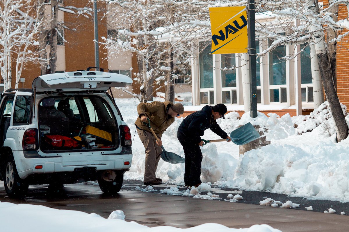 #LumberjackSpotlight
Shoutout to our amazing @NAUFacilitySer crew for clearing the way on campus 💪🏼🌨️