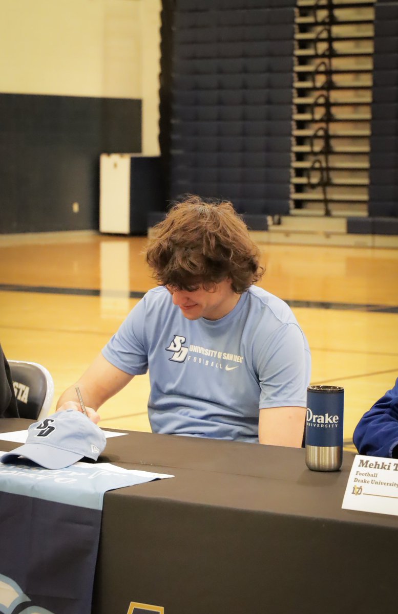 Proud to say I’m officially signed with @USDFootball ! @madbacker56 @Coachrichbrown @coach_MAponte @ScooterMolander @1MAN_EyELaND @Coach_Mac70 @TheNateGill @DVThunderFB