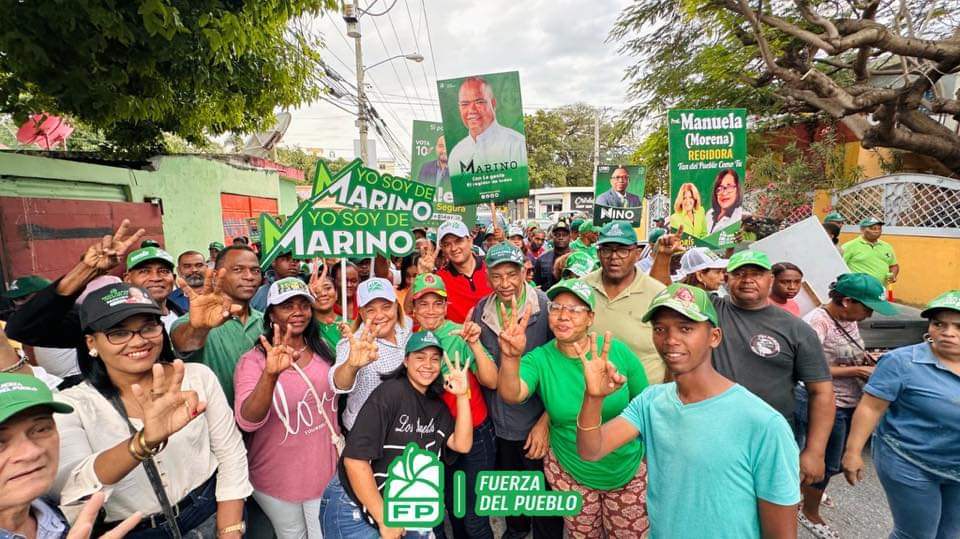 BARAHONA QUIERE A NORIS MEDINA. Increíble gran mano a mano en el sector Barrio La Playa el cual arrancó desde el Puente. Con nuestra Próxima alcaldesa @Norismedina asegurando el triunfo en las elecciones municipales de este próximo 18 de Febrero. @LeonelFernandez @FPcomunica