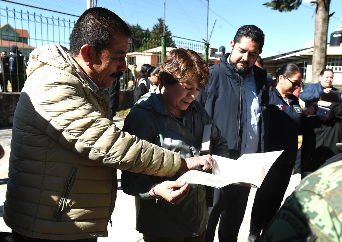 delfinagomeza's tweet photo. El deporte y la lectura son pilares que nos ayudan a reconstruir el tejido social. Me dio mucho gusto saludar a habitantes de la comunidad de #Texcapilla y hacer entrega de 11 mil libros a la Biblioteca Comunitaria Ing. Álvaro Antonio Cárdenas Navarro, con el objetivo de fomentar el desarrollo educativo y cultural de los estudiantes 📚🤓.
#ElPoderDeServir
#DelfinaGobernadora