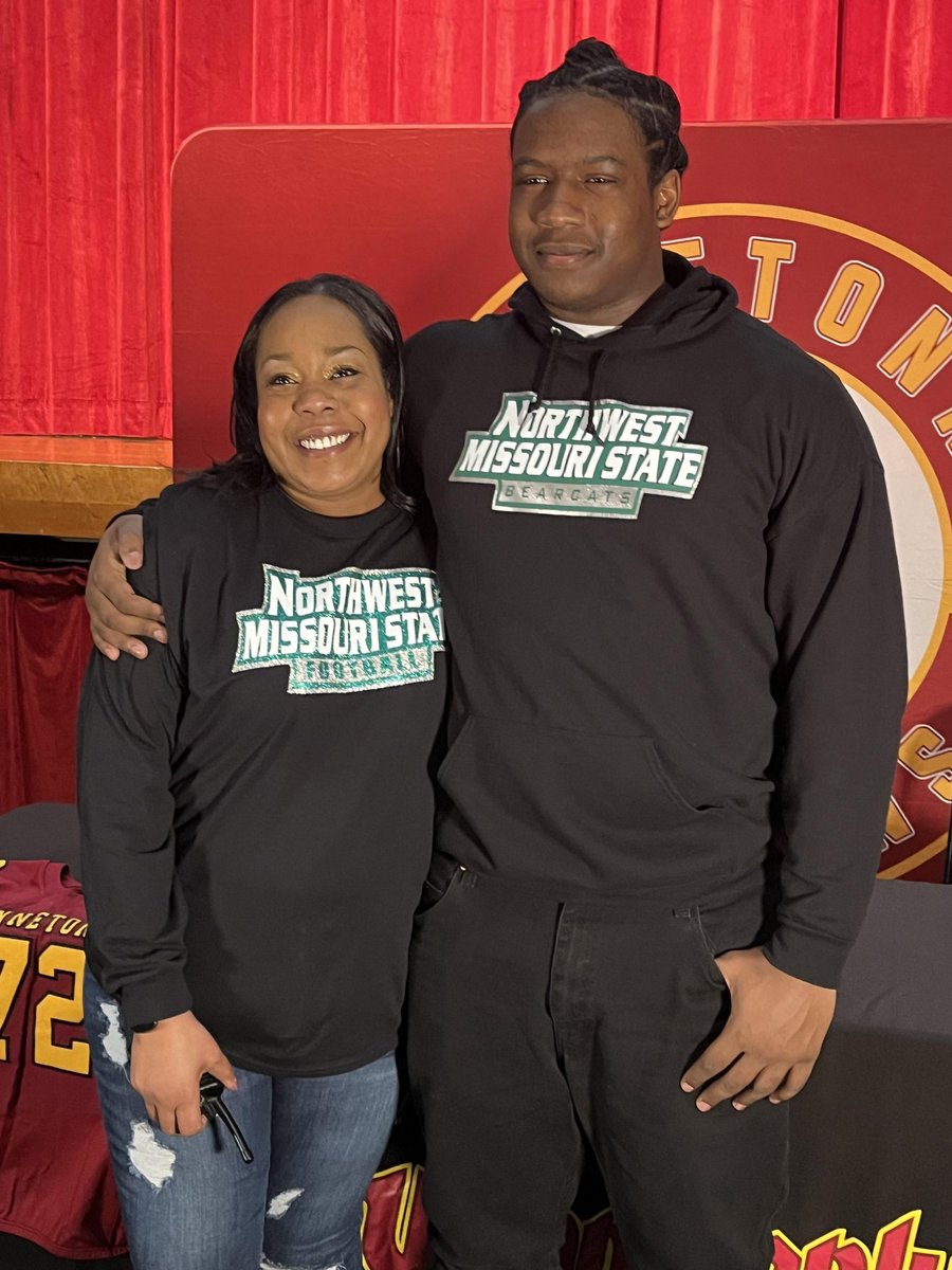Zylen_Saddler72's tweet photo. Today I made a life changing decision... Today I am officially a #Bearcat Thank you to my family, coaches, and teammates. Let's Go! #One @zmart_15 @CoachWrightD @Tonka_Football @John__Crutcher @N2SportsTonka @NWBearcat_FB https://t.co/yNN11IvIfQ