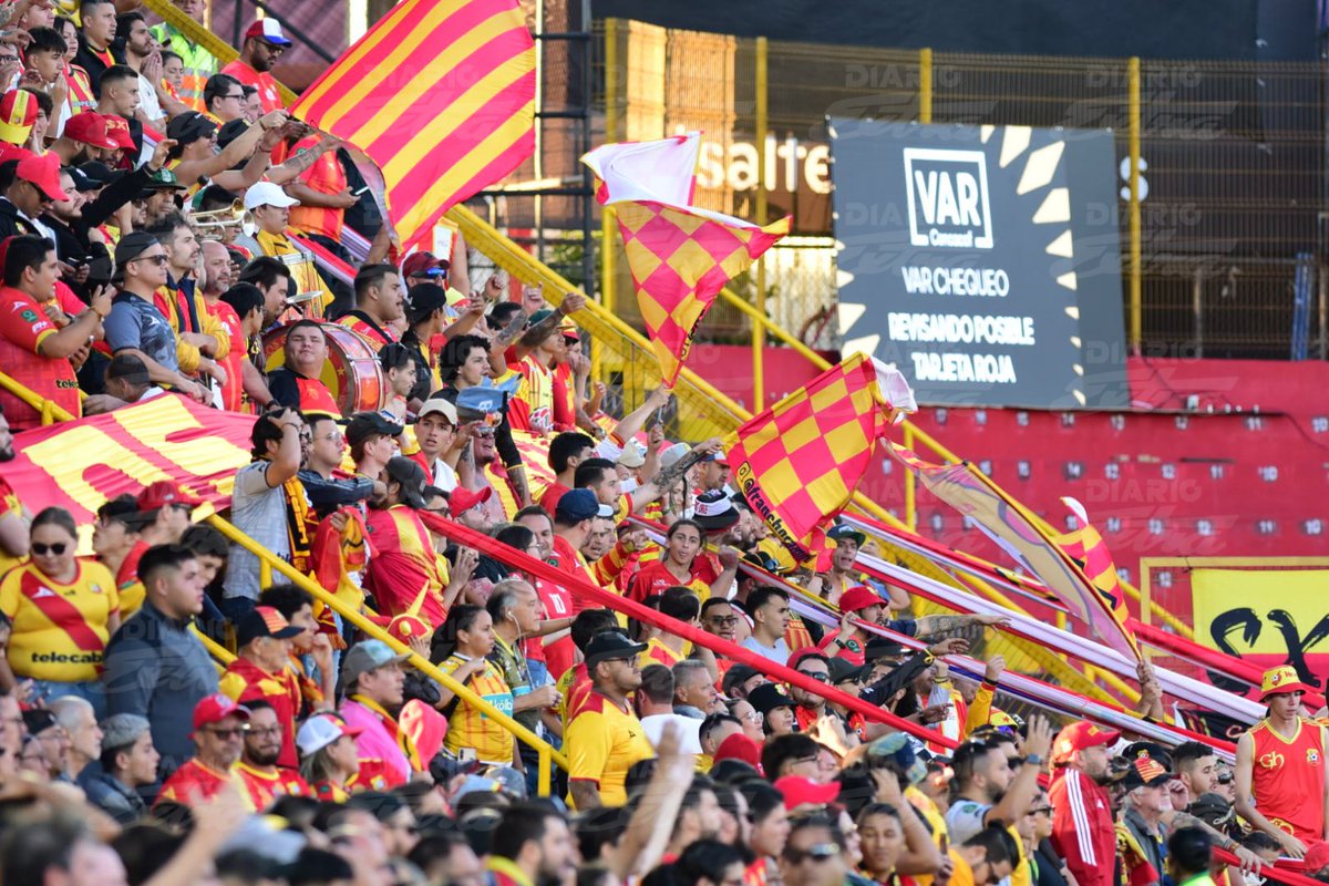 #Fotoperiodismo | Esta es la #GaleríaExtra del ambiente en el estadio Morera Soto durante el partido entre Herediano - Toluca. ⚽

Fotografías: Raquel Vargas. 📸