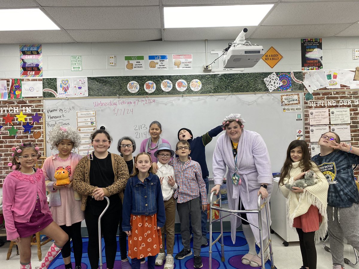 BridgetKay16's tweet photo. 100 days of learning and fun! #happy100thday @palos128 https://t.co/VlxJi8jFEQ