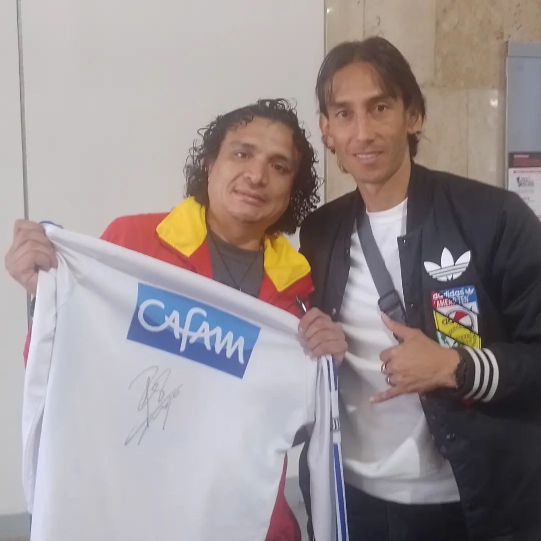 TazzoDj's tweet photo. #NocheAzul buenas noches parche azul  aportando lo que dijo monolao que se tomó una foto con Willy aquí aporto una con Rafa Robayo https://t.co/8GdNQWoDuR