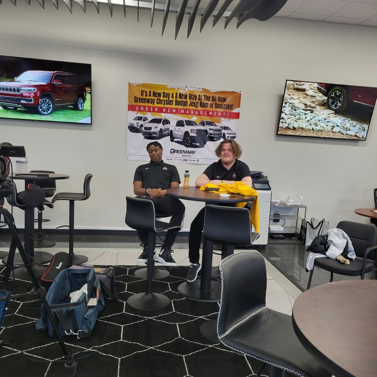 Jackson52Coach's tweet image. Been an awesome day!! From the TV morning show at Greenway Dodge to National Signing Day @anniston_high its been exciting!! Proud of our student-athletes! @AnnistonDawgs @AnnistonStar @annistonalgov @AverageJoesSpo1 @DexPreps @jmedley_EAToday @BenThomasPreps  #DawgLife #Dawgson3