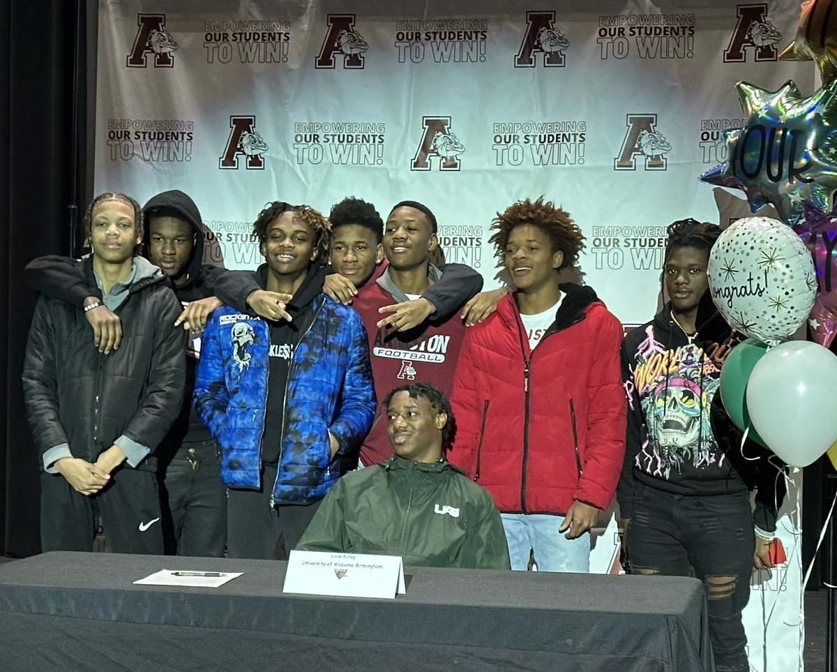 Jackson52Coach's tweet image. Been an awesome day!! From the TV morning show at Greenway Dodge to National Signing Day @anniston_high its been exciting!! Proud of our student-athletes! @AnnistonDawgs @AnnistonStar @annistonalgov @AverageJoesSpo1 @DexPreps @jmedley_EAToday @BenThomasPreps  #DawgLife #Dawgson3