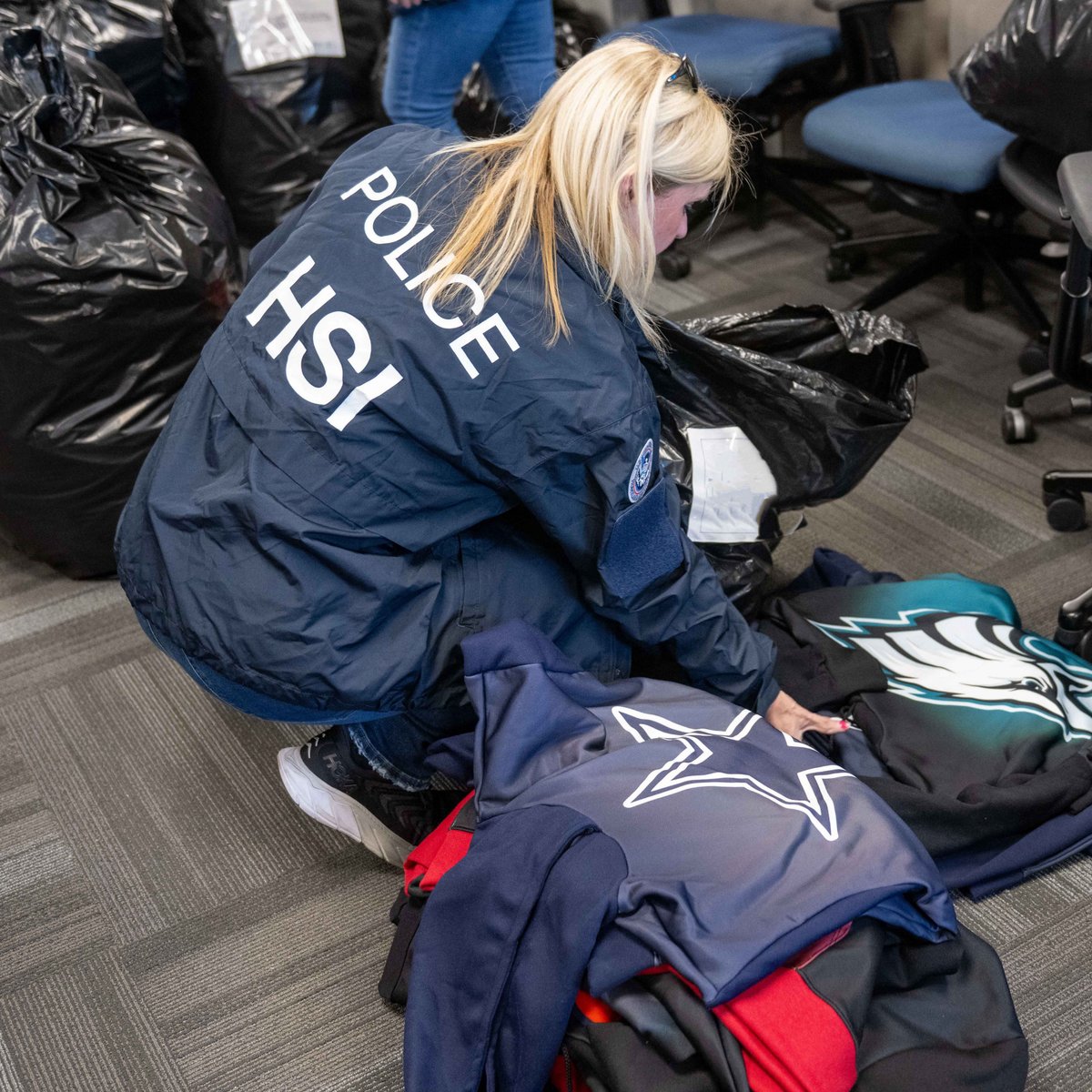 HSI_HQ's tweet photo. @IPRCenter & @NFL #today announced #HSI and @CBP seized about 94,000 #counterfeit sports-related items in the past year worth an estimated $28.1M as part of their #OpTeamPlayer partnership. 🏈Details: https://t.co/pukZPjLC4a
📷 #HSI Executive Associate Director Katrina Berger🧵 https://t.co/aVV1hkMiXO