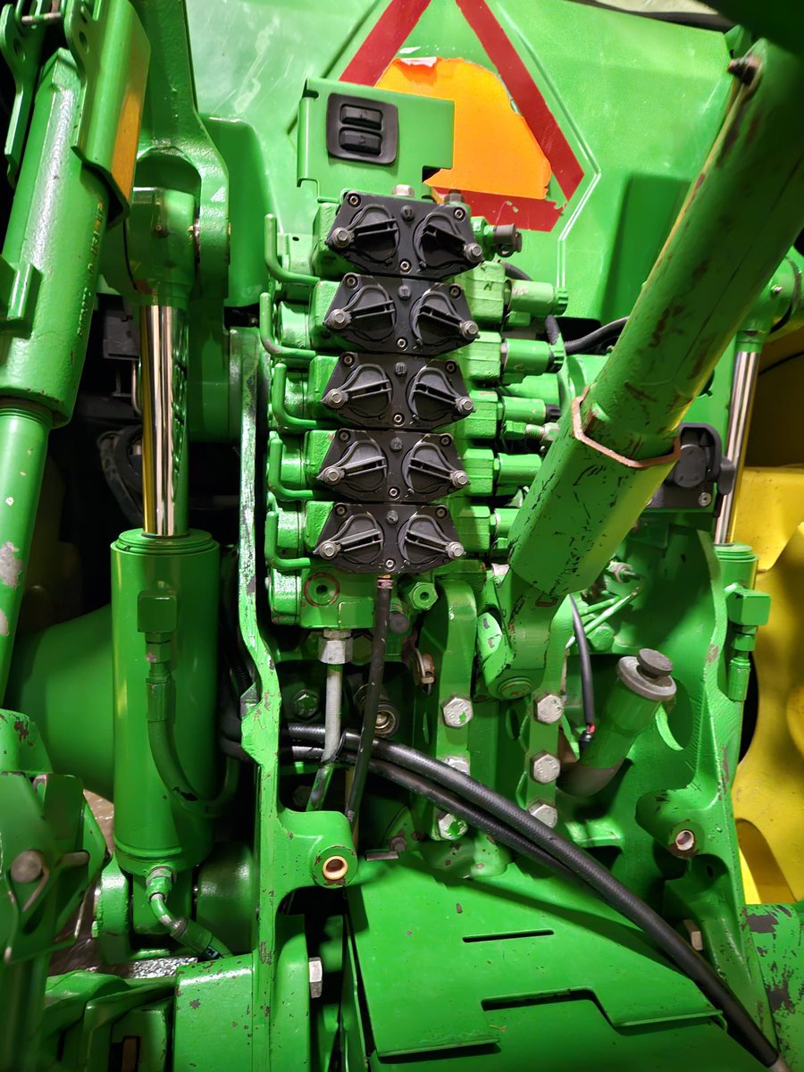 2005 8320 John Deere for sale 8204hrs, powershift, 380/90/54 tires, 5scvs, Laforge Front 3pt, GPS ready, fresh green light.