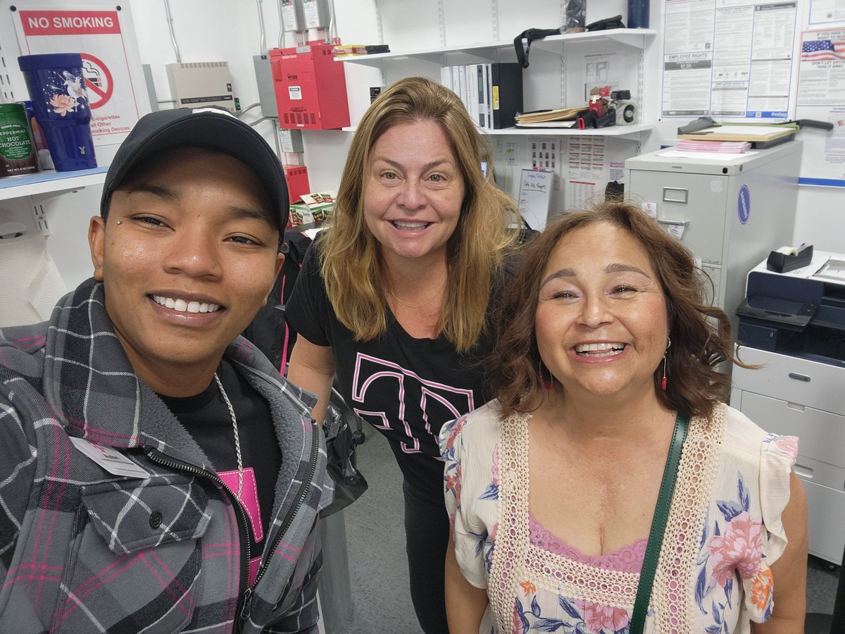 Dfelix01Dina's tweet photo. Hawaii South District is on point.  Store visits, trainings, and leader connects.  It's all about strong partnership.   #TMobileStrong #AssurantProud @NaniBlake @arunramchan @jorge_alvarez33 @MichaelThinger https://t.co/iohe1hAvCL