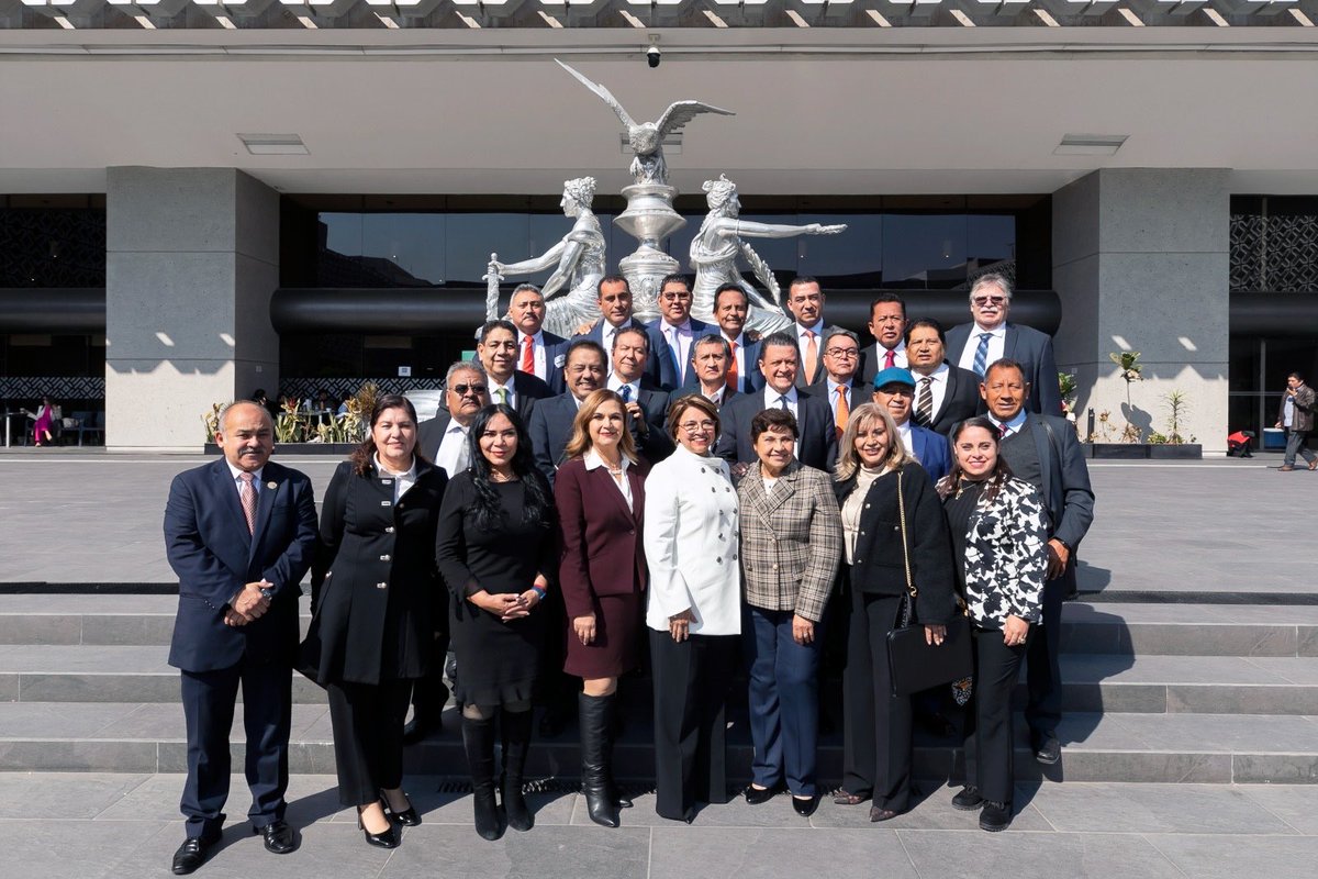IvanDesdeCDMX's tweet photo. #80AniversarioSNTE

Maestros #SNTE 📚 exigieron ante la Comisión de Educación de @Mx_Diputados abrogar la Ley General del Sistema para la Carrera de Maestras y Maestros de #USICAMM porque vulnera derechos 👉Propusieron una ley que revalorice al magisterio

https://t.co/15pnbevfer https://t.co/xfh1iIEvf1