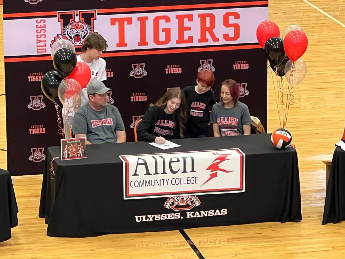 Chloe Curl tweet media