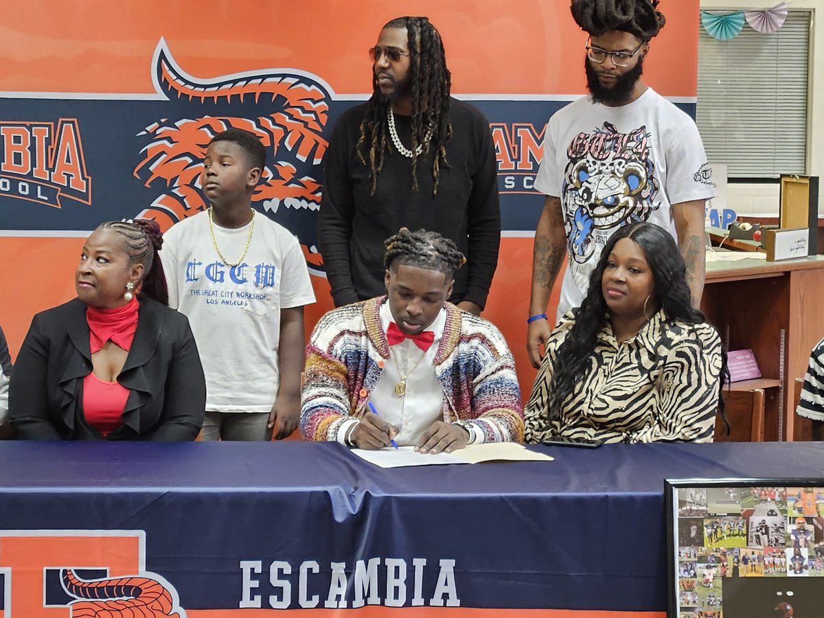 EscambiaFb's tweet photo. Congratulations to @WrightTadarius signing with @uwa_football https://t.co/KmhdNuTJKS