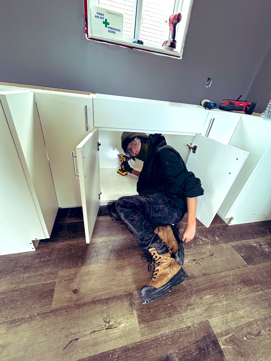 LisaMactbay's tweet photo. Everyone working hard to finish up House Build #2. Students learning how to install kitchen cabinets, flooring, and the electrical sockets and switchesβ Homestretch now!!! π¨ π π§°π #Indigenousskilledtradestraining @HammarskjoldP @MatawaFNM #FirstNationsHousing https://t.co/YiNL1mIKI0