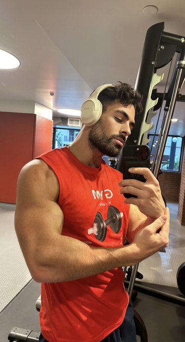 Just a selfie among these millions of hot influenceurs online keep scrolling ❤️🫡💪if not have a great