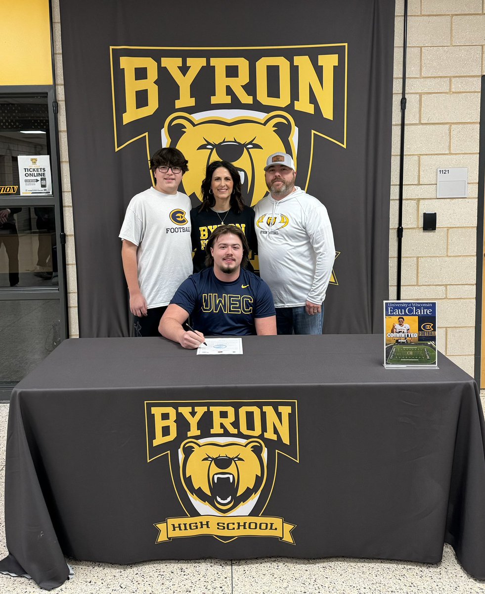 payton_jax's tweet photo. Signing Day! #GOLD2T4NDARD #CTM #ROLLGOLDS @CoachMcHugh62 @CoachE_Blugolds @UWECFootball https://t.co/iCurqMf0oW