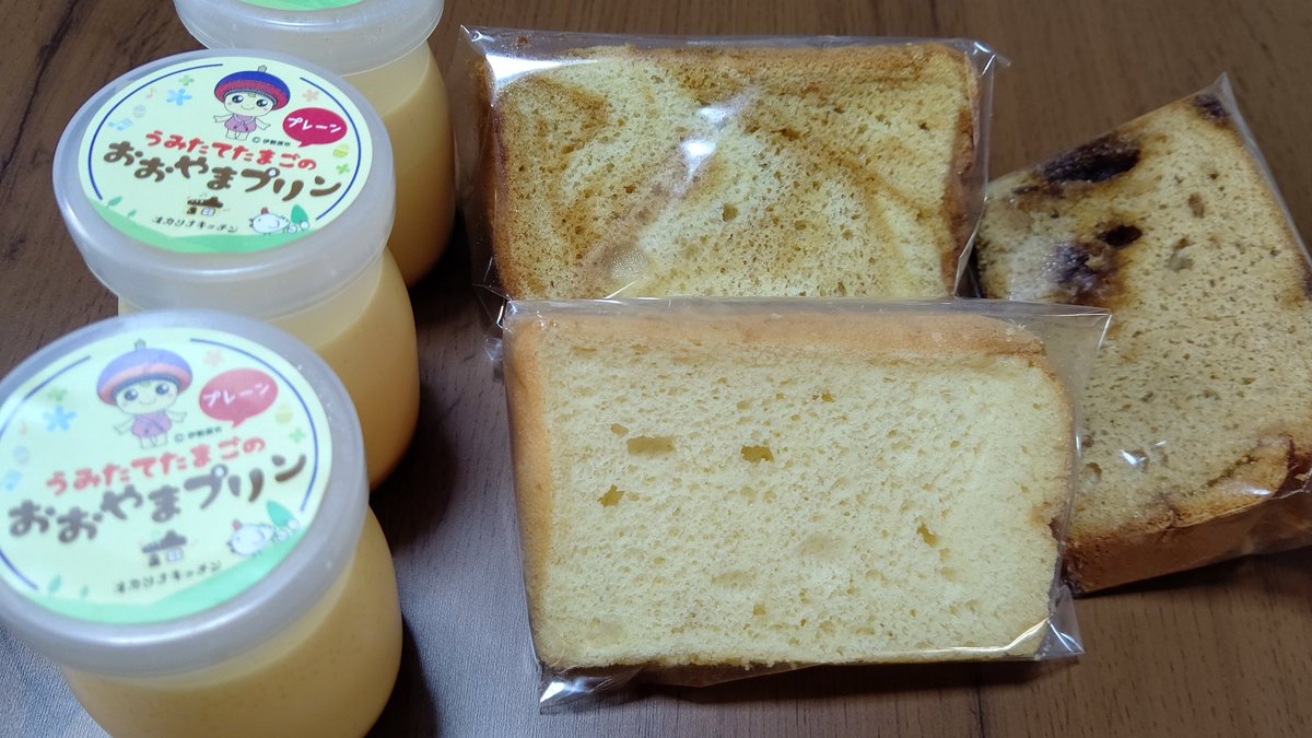 emiemipuu's tweet photo. 今日のおやつと昨日のおやつ～🍮🍰 昨日出かけた帰りに伊勢原で途中下車🚃💨オカリナキッチンさんの駅ナカ販売で買ってきた～☺️黒糖きなこのシフォン美味しかったぁ。こちらのプリンも好き🤗 https://t.co/hBGXpoArap