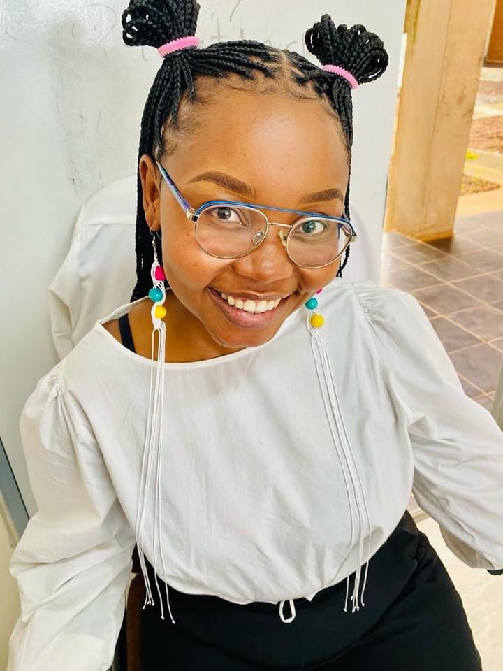 Motlatsi_RC's tweet photo. Name challenge:
Basotho ba heso masale ana a hloka lebitso la Sesotho. U ka a bitsang eng? Mokhoa oona a fihla lidairing 🤩
Eg. Mamasianoke ( a matelele haholo)
Liroboto (a mebala- bala), u ka fana ka la hao lebitso oa re fa mabaka. #NameChallenge #OurProduct #OurPride 🇱🇸🇱🇸🇱🇸 https://t.co/iTKVkXscOV
