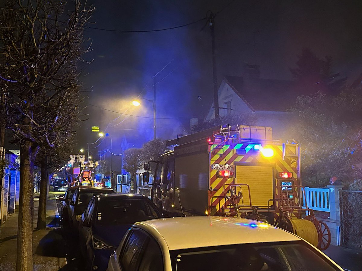 Feu de pavillon en cours, pompiers sur place et pas de victime heureusement. Evitez de circuler autant que possible rue du capitaine Ferber, rue Danielle Casanova et boulevard Guynemer. Merci de votre compréhension.