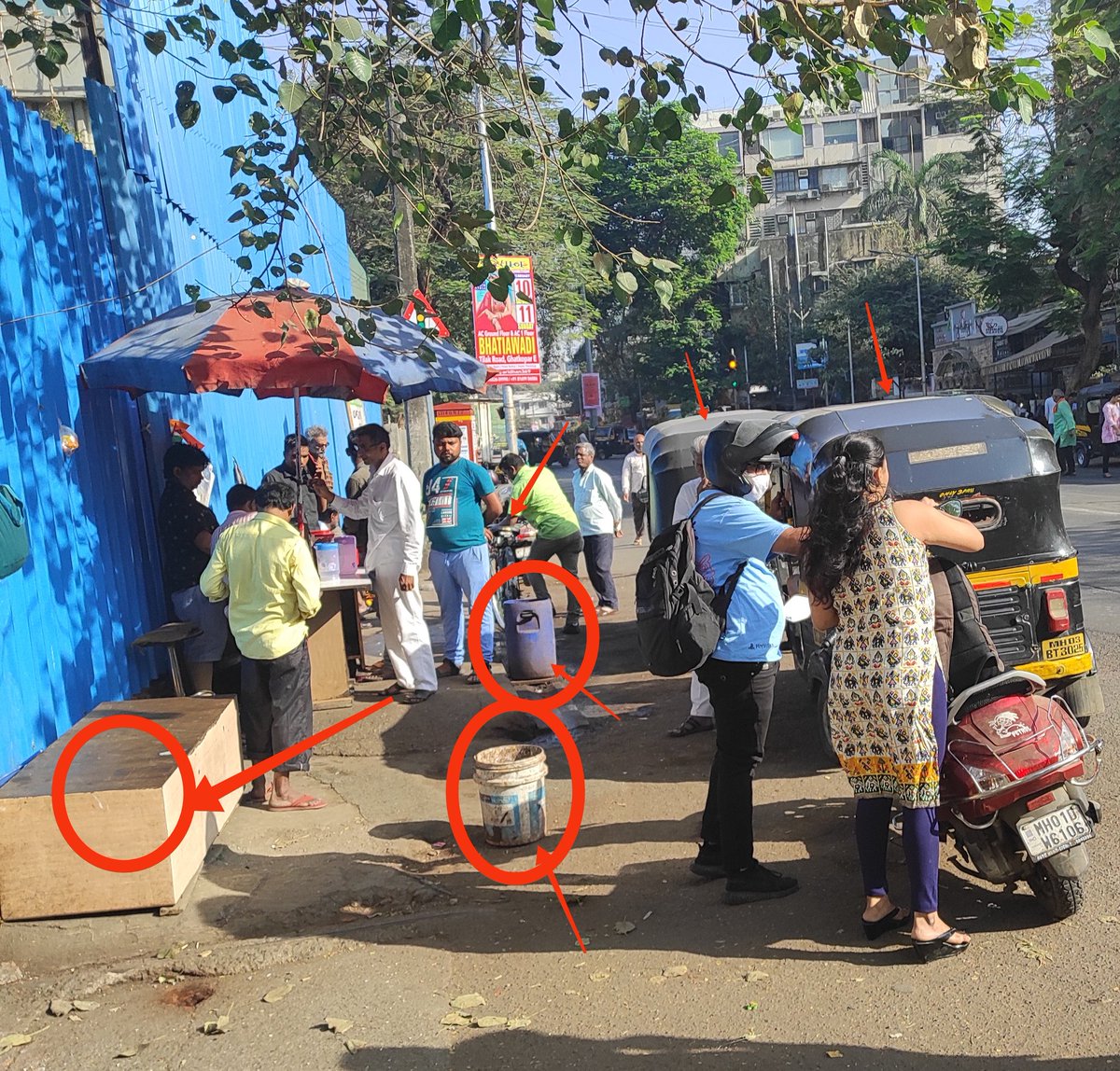 GhatkoparSavior's tweet image. @mybmc @mybmcWardN @MTPHereToHelp 
Dear sir b&apos;cos of this illegal tea vendor on Rajawadi Signal foothpath near oneup store, his customer like riksha driver etc.are blocking the road &amp;amp; path creating traffic and no space to walk on foothpath specially in morning.
Location in 2 .1/2