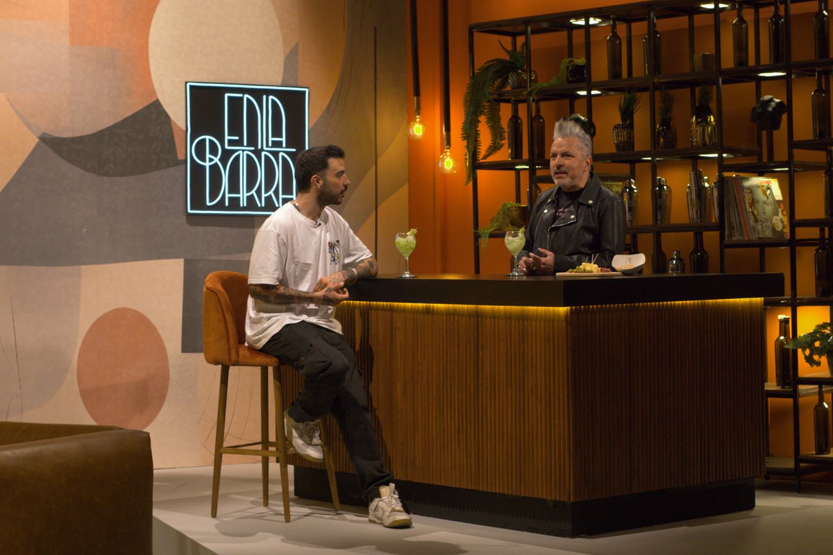 #EnLaBarra 🍸✨ nos enteramos de que <a href="/DieAlfaro/">Diego Alfaro</a> estudió Derecho y de cómo llegó a ser el talento que conocemos hoy 😉. Mira la entrevista que le hicimos hoy EN VIVO a las 22:30h por esta cuenta de Facebook, y encuéntralo en Once+.  #OnceDigital <a href="/oscaruriel/">oscar uriel</a>