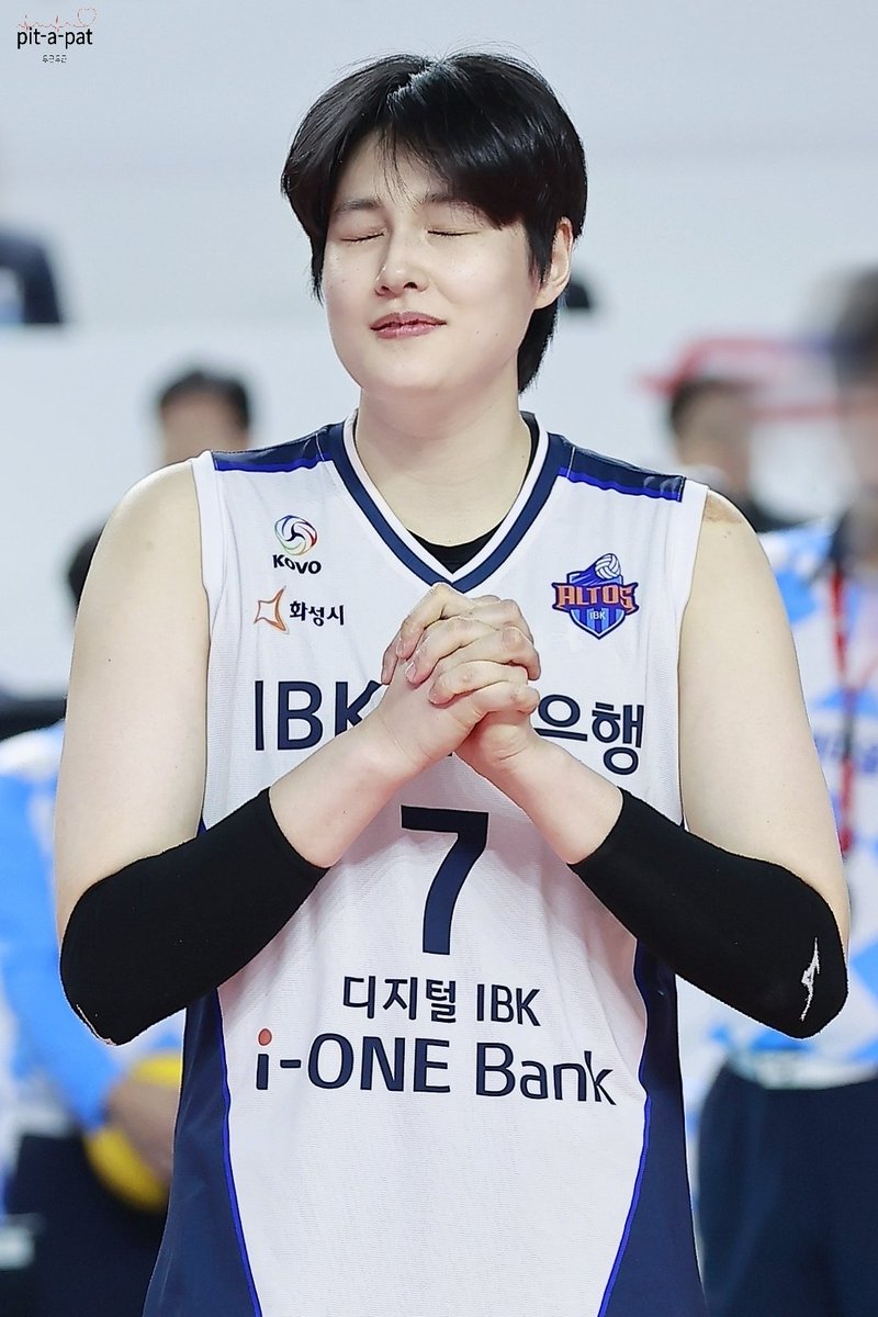 눈감고 두손모아 간절히 기도해
마음의 무거운 돌 날려버리고 좋은 에너지로만 가득하기를....
2024.2.7  김천
#김희진