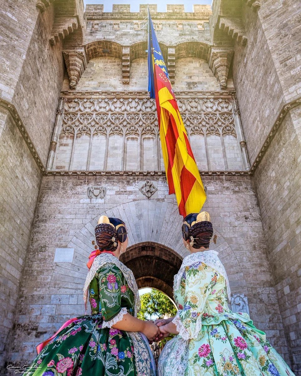 Faltan 17 días 🔥💐😍. 
F A L L A S 🩵💛❤️ 2024 .

📸 © @cesargonzalezphotography 

#fallas #valenciamitica #valenciamítica #valencia🇪🇸 #fallas2024 #vlc #españa #spain #color  #patrimoniodelahumanidad #goodtime #fiesta #cultura #historia #luz #color #pic #photooftheday