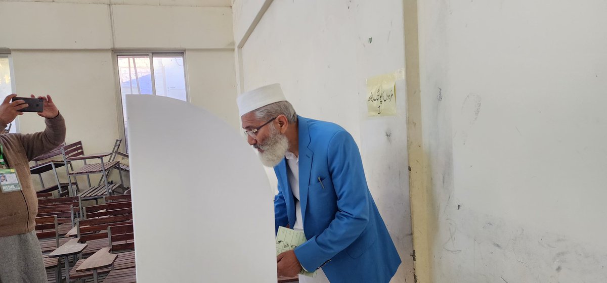 TarazuTv's tweet photo. دیر:محترم امیر جماعت اسلامی سراج الحق نے اپناووٹ کاسٹ کر دیا ۔
 #ٹھپہ_صرف_ترازوپر https://t.co/BweNy9LaJK