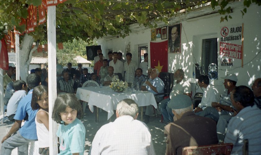 Bugünün selamı Denizli'ye gidiyor. <a href="/DenizliVatanP/">Vatan Partisi Denizli</a> 

Genel Başkan Doğu Perinçek Denizli halk toplantısında - 2001

#perşembe