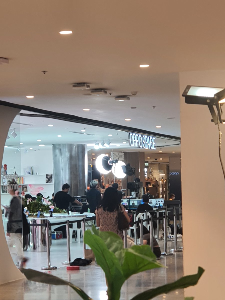 Huhook2's tweet photo. ไปแอบส่อง งานOPPO 
เย็นนี้มาทูกโคนนนนน #poohpavel #พูห์พาเวล https://t.co/cPtoT5oblx