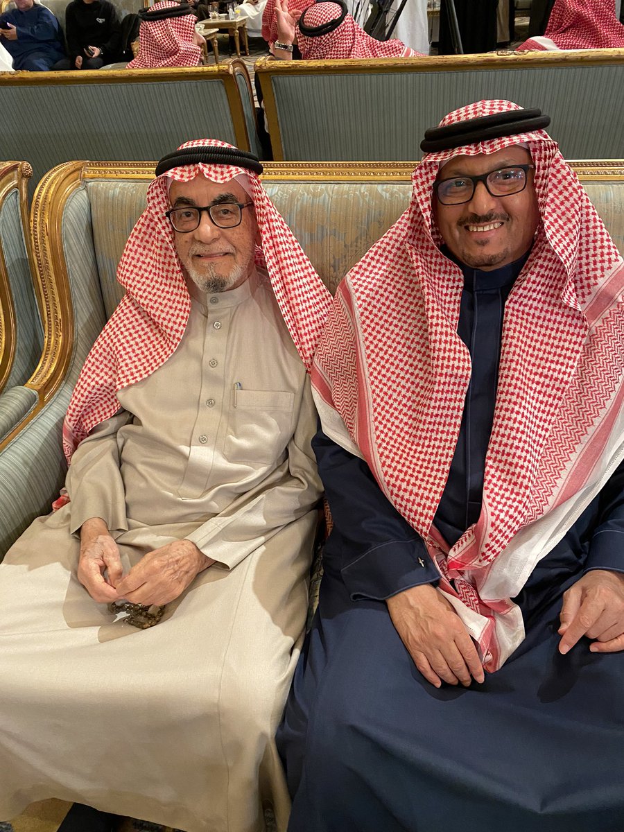 بليلة الرئيس الذهبي ألتقيت بالاحباب والطلاب ووقفت كطفل سعيد أمام العم سعيد وذكرى الطفولة وانتظاري عودته من عمله بلهفة ليقدم لنا أنواع البسكويتات بنكهة النرجين والسكاكر التي لا تتوفر إلا بارامكو وبعدها نسرح ونمرح داخل بيتهم أنا وإبنه سمير وباسم .. نعم الجار عمنا سعيد البوبشيت🙏🏻