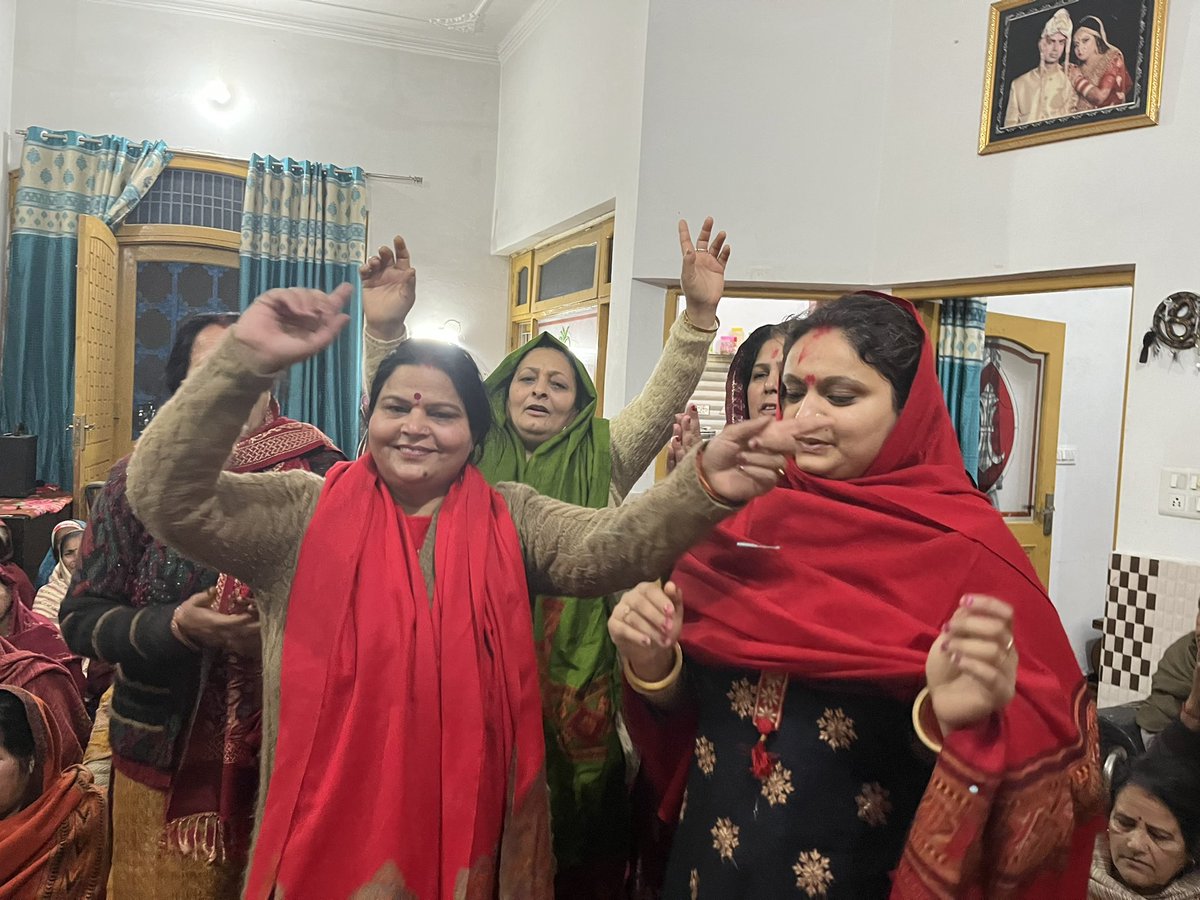Aadiyogi_Swami's tweet photo. आज सुबह 5 बजे हर रोज़ की भांति सुभप्रभात फेरी में शिवानगर, हाउसिंग कॉलोनी, मानकेतालाब, दुर्गानगर होते हुवे हमारी माता श्राम दुलारी के घर मे विश्राम किया माता रानी कि भेट् गाते हुवे प्रसाद प्राप्त कर वापस आश्रम कथा पंडाल में पहुँचे।
#जय_श्री_राम 
#जय_माता_दी 
#आदियोगी_गौतम_स्वामी https://t.co/FGklgLnIcH