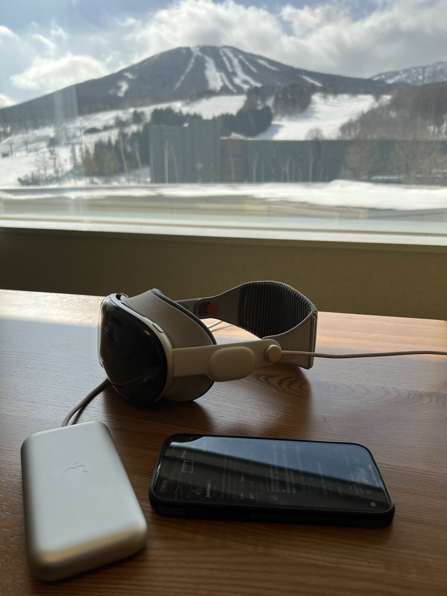 coolish's tweet photo. 一会儿上山滑雪，
要是能戴着这个 #VisionPro 当雪镜
用它在推特上开第一人称直播就酷了 https://t.co/7ZMSp3zDiZ
