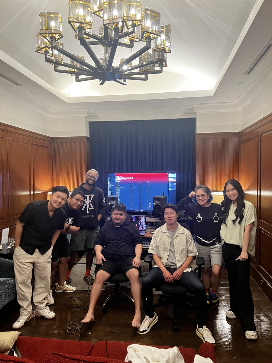 AbramLembono's tweet image. Big thanks to @sonymusicpubindonesia @anti_ariandini @ayusekarputri @ivanardihernawan for inviting the creators to the songwriting camp. 
.
We had a lot of fun @martinustin2 @kamga_mo @chevrinanayang @amadeawike 
.

#songwritingcamp #songwriting #producing #songwriter #producer