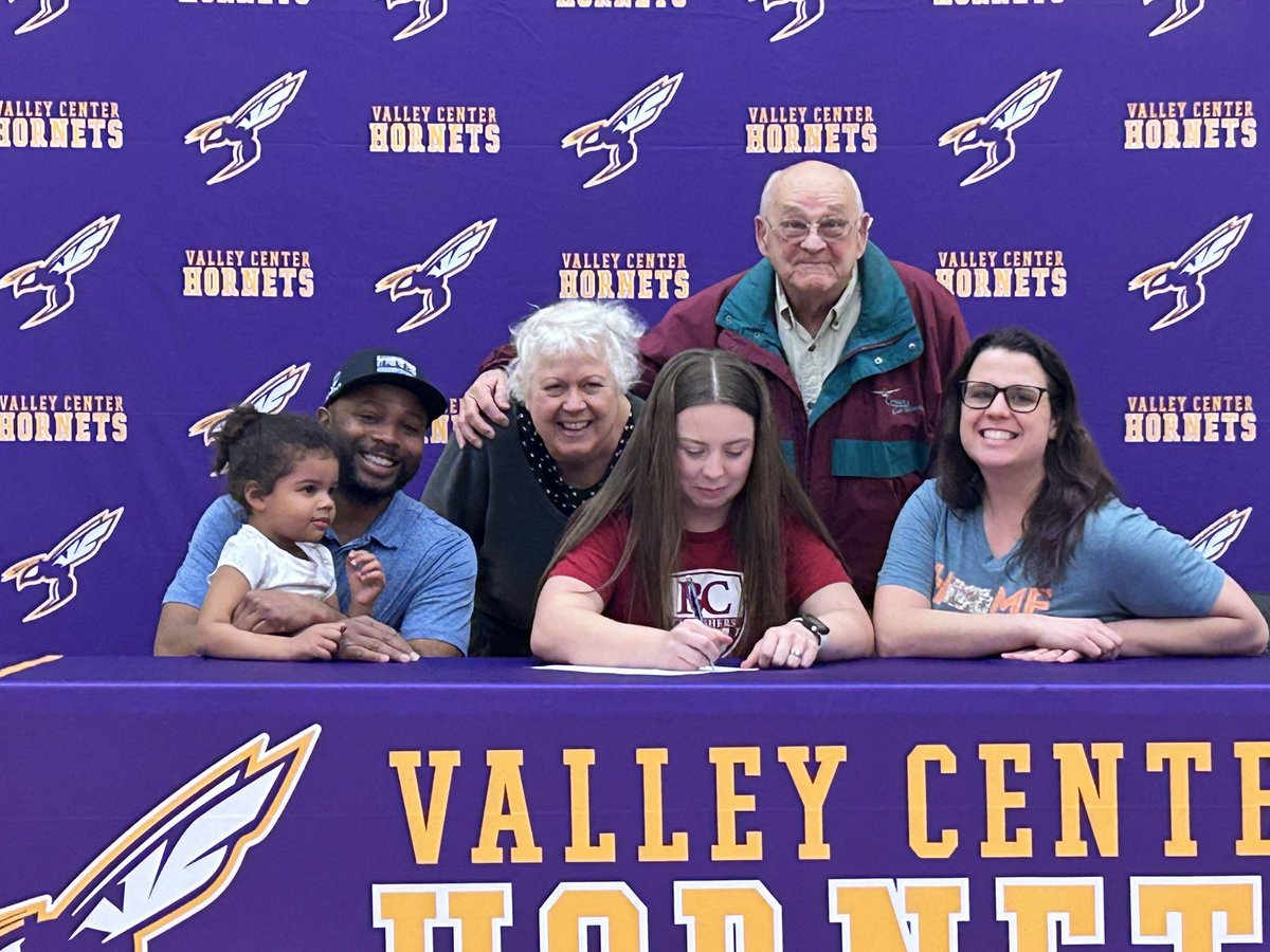 HarleyInskeep13's tweet photo. Signing day! Thank you for everyone who came out and supported me!!! Congrats to the other people that signed as well. #rollon #wearethreshers @ThreshersWSOC https://t.co/HJjh4aYjf0