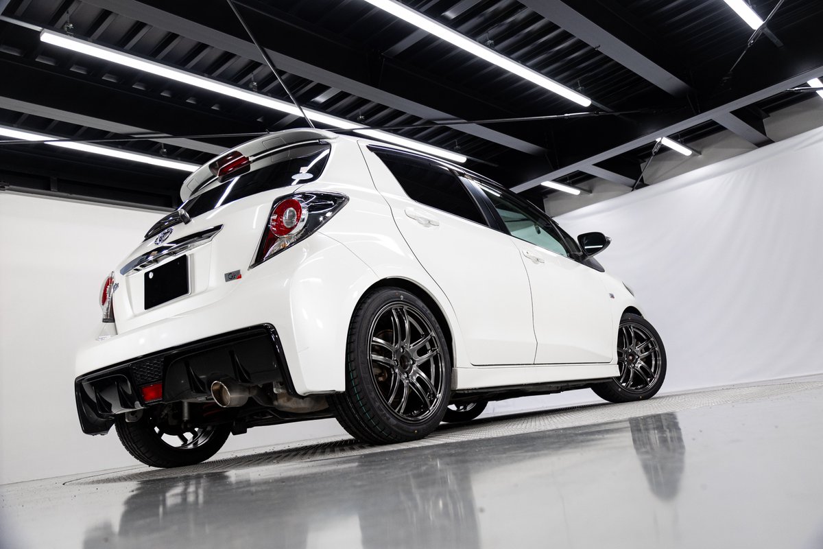 carshopchannel's tweet photo. ヴィッツ RS G'sは純正ホイールもカッコいいですが、社外品に変更することで、また違った雰囲気を創り出します。
曲げの芸術家「Archst(アーチスト)」
17×7J+50というサイズで極限までコンケイブ形状を盛り込んでいるので、存在感が違います。
ノーマル車高でもはみ出さないのがGOOD!
#archst https://t.co/3K2BY0qwlE