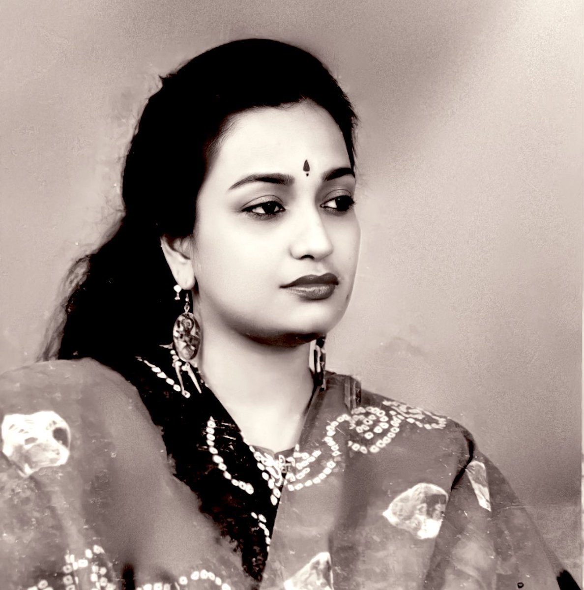 JogulambaV's tweet photo. పాత ఫోటోలు కనపడినప్పుడల్లా, గడిచిన జీవితం ఒక రీల్ లా కళ్ళల్లో తిరుగుతుంది. https://t.co/Ya1r3QFeqG