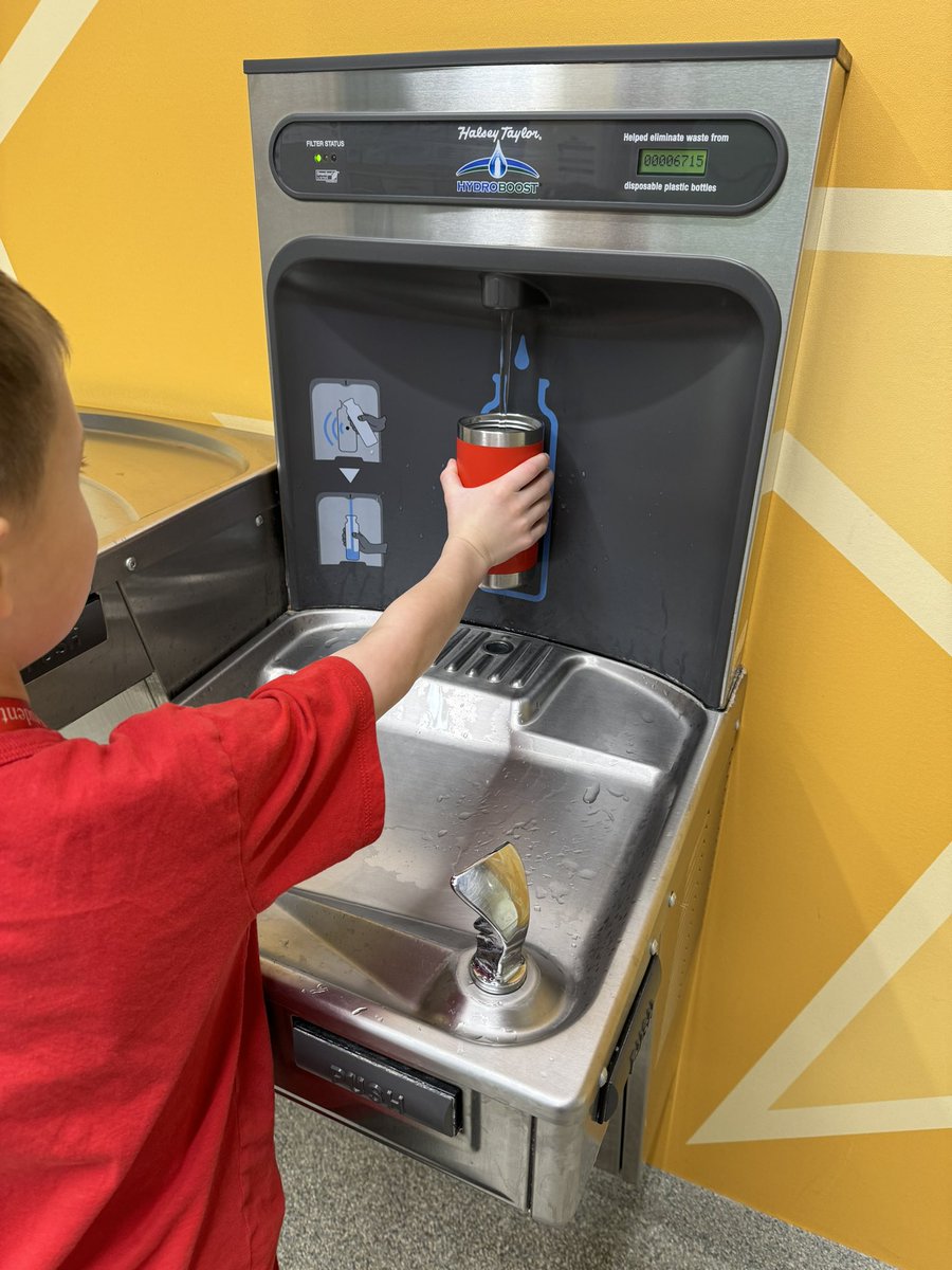 ❤️ Spotlight on heart hero SPLASH who teaches the importance of healthy eating&drinking lots of water. At MW 🐾, Ss have healthy options to choose from during breakfast& lunch each day & our water bottle refilling stations throughout the school keep us #hearthealthy #empower95