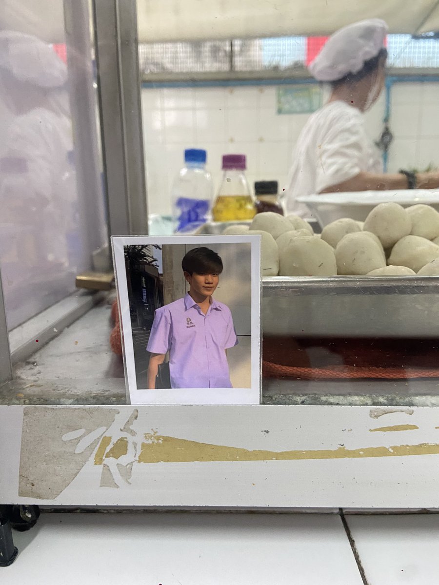 babejiew's tweet photo. เดินไปเจอรูปน้องโฟ้ดในร้านป้าสุกี้ที่รร.
เรา: ป้ารู้จักน้องโฟ้ดด้วยหรอ
ป้า: นั่นลูกชายป้า
กุจะเครซี่ทุกคนเป็นมัมหมีน้องโฟ้ด555566 https://t.co/zzAgMeQhWj