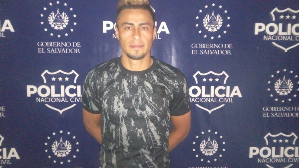 PNCSV's tweet photo. Capturamos a Darwin Adelso Cerén, de 34 años, por el delito de otras agresiones sexuales en contra de una mujer.

Esta captura se realizó con una orden emitida por la @FGR_SV, tras una investigación.

La detención se realizó en San Miguel. https://t.co/isAK6S4HqU